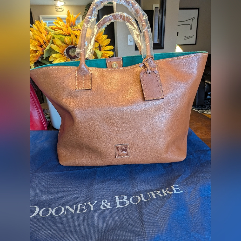 NWT! Dooney and Bourke Medium Russel Florentine leather in NATURAL